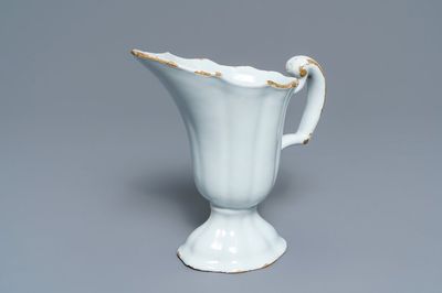 Une aiguière casque en faïence blanche de Delft, 18ème