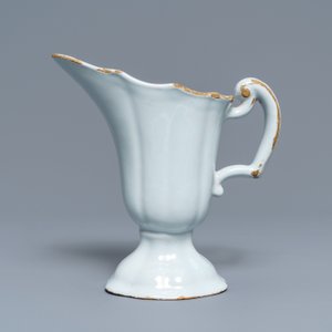 Une aiguière casque en faïence blanche de Delft, 18ème — photo 2