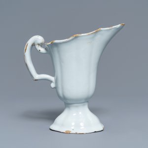 Une aiguière casque en faïence blanche de Delft, 18ème — photo 4