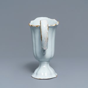 Une aiguière casque en faïence blanche de Delft, 18ème — photo 5