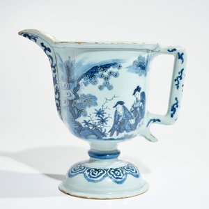 Une aiguière casque en faïence de Delft bleu et blanc à décor chinoiserie, 2ème moitié du 17ème — photo 2