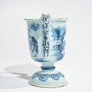 Une aiguière casque en faïence de Delft bleu et blanc à décor chinoiserie, 2ème moitié du 17ème — photo 3