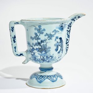 Une aiguière casque en faïence de Delft bleu et blanc à décor chinoiserie, 2ème moitié du 17ème — photo 4