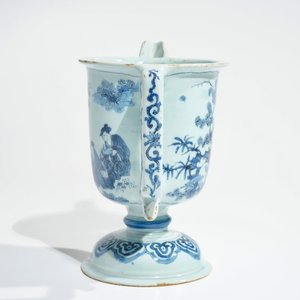 Une aiguière casque en faïence de Delft bleu et blanc à décor chinoiserie, 2ème moitié du 17ème — photo 5