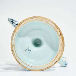 Une aiguière casque en faïence de Delft bleu et blanc à décor chinoiserie, 2ème moitié du 17ème — photo 7