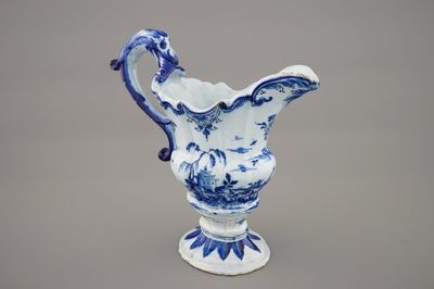 Une aiguière casque en faïence de Delft, vers 1760