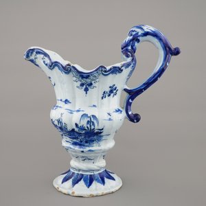 Une aiguière casque en faïence de Delft, vers 1760 — photo 4