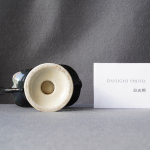 Une aiguière casque en porcelaine de Chine à décor de trompettes sur fond noir d'après Pronk, Qianlong — photo 11