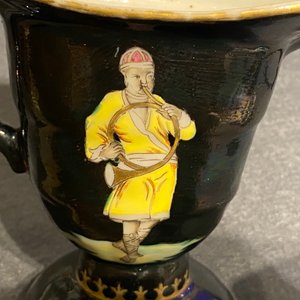 Une aiguière casque en porcelaine de Chine à décor de trompettes sur fond noir d'après Pronk, Qianlong — photo 17