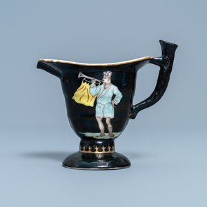 Une aiguière casque en porcelaine de Chine à décor de trompettes sur fond noir d'après Pronk, Qianlong — photo 2