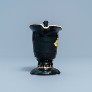 Une aiguière casque en porcelaine de Chine à décor de trompettes sur fond noir d'après Pronk, Qianlong — photo 5