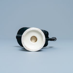 Une aiguière casque en porcelaine de Chine à décor de trompettes sur fond noir d'après Pronk, Qianlong — photo 7