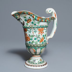 Une aiguière casque en porcelaine de Chine famille verte, Kangxi — photo 1