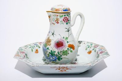 Une aiguière couverte et son bassin en porcelaine de Chine famille rose, Qianlong