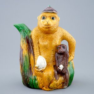 Une aiguière en forme de deux singes en biscuit émaillé famille verte, Chine, Kangxi — photo 2