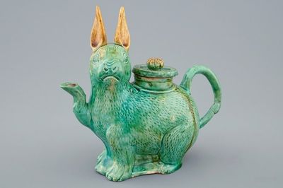 Une aiguière en forme de lapin en biscuit émaillé famille verte, Chine, 18/19ème