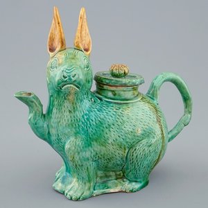 Une aiguière en forme de lapin en biscuit émaillé famille verte, Chine, 18/19ème — photo 1
