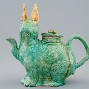 Une aiguière en forme de lapin en biscuit émaillé famille verte, Chine, 18/19ème — photo 2