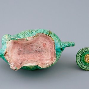 Une aiguière en forme de lapin en biscuit émaillé famille verte, Chine, 18/19ème — photo 3
