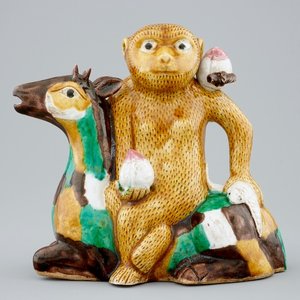 Une aiguière en forme de singe assis sur un cerf en biscuit émaillé famille verte, Chine, Kangxi — photo 1