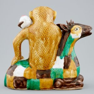 Une aiguière en forme de singe assis sur un cerf en biscuit émaillé famille verte, Chine, Kangxi — photo 3