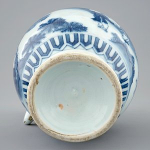 Une aiguière en porcelaine de Chine bleu et blanc, époque Transition, 1620-1683 — photo 7