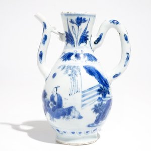 Une aiguière en porcelaine de Chine bleu et blanc, époque Transition — photo 1
