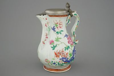 Une aiguière en porcelaine de Chine famille rose montée d'étain, 18ème