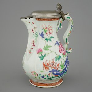 Une aiguière en porcelaine de Chine famille rose montée d'étain, 18ème — photo 1