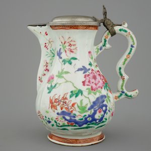 Une aiguière en porcelaine de Chine famille rose montée d'étain, 18ème — photo 2