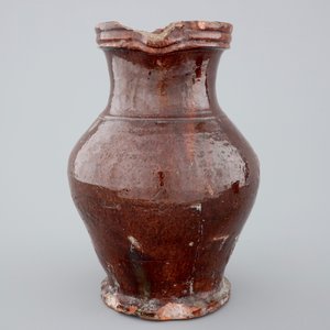 Une aiguière en terre vernissée brune, France, 18ème — photo 4