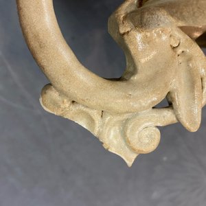 Une amphore à anses dragons en grès émaillé crème, Sui/Tang — photo 25