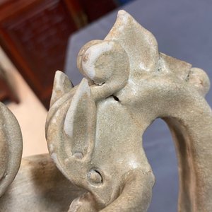 Une amphore à anses dragons en grès émaillé crème, Sui/Tang — photo 8