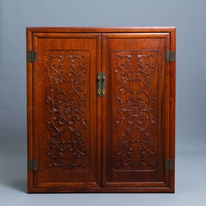 Une armoire à deux portes aux panneaux sculptés à décor floral en bois, Chine, 19ème — photo 2