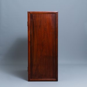 Une armoire à deux portes aux panneaux sculptés à décor floral en bois, Chine, 19ème — photo 5