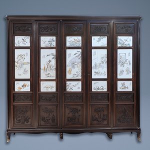 Une armoire en bois sculpté ornée de 23 plaques en porcelaine de Chine qianjiang cai, 19/20ème — photo 1