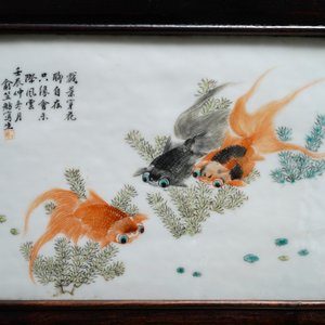 Une armoire en bois sculpté ornée de 23 plaques en porcelaine de Chine qianjiang cai, 19/20ème — photo 14