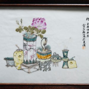 Une armoire en bois sculpté ornée de 23 plaques en porcelaine de Chine qianjiang cai, 19/20ème — photo 2