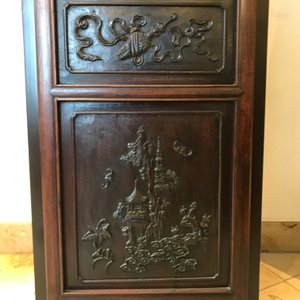 Une armoire en bois sculpté ornée de 23 plaques en porcelaine de Chine qianjiang cai, 19/20ème — photo 33