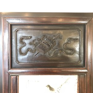 Une armoire en bois sculpté ornée de 23 plaques en porcelaine de Chine qianjiang cai, 19/20ème — photo 34