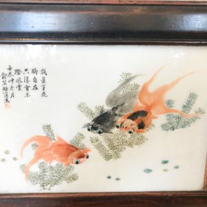 Une armoire en bois sculpté ornée de 23 plaques en porcelaine de Chine qianjiang cai, 19/20ème — photo 39