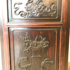Une armoire en bois sculpté ornée de 23 plaques en porcelaine de Chine qianjiang cai, 19/20ème — photo 40