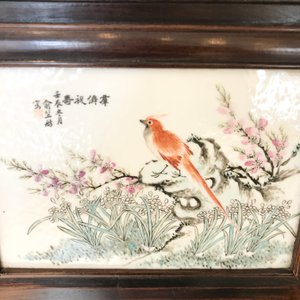 Une armoire en bois sculpté ornée de 23 plaques en porcelaine de Chine qianjiang cai, 19/20ème — photo 43