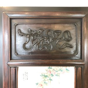 Une armoire en bois sculpté ornée de 23 plaques en porcelaine de Chine qianjiang cai, 19/20ème — photo 51