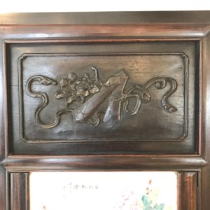 Une armoire en bois sculpté ornée de 23 plaques en porcelaine de Chine qianjiang cai, 19/20ème — photo 60