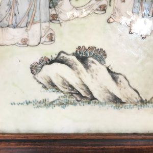 Une armoire en bois sculpté ornée de 23 plaques en porcelaine de Chine qianjiang cai, 19/20ème — photo 64