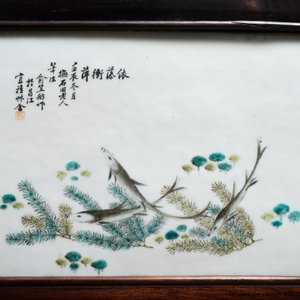 Une armoire en bois sculpté ornée de 23 plaques en porcelaine de Chine qianjiang cai, 19/20ème — photo 7