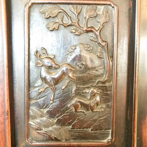 Une armoire en bois sculpté ornée de 23 plaques en porcelaine de Chine qianjiang cai, 19/20ème — photo 74