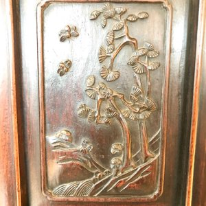 Une armoire en bois sculpté ornée de 23 plaques en porcelaine de Chine qianjiang cai, 19/20ème — photo 76