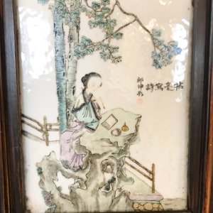 Une armoire en bois sculpté ornée de 23 plaques en porcelaine de Chine qianjiang cai, 19/20ème — photo 77